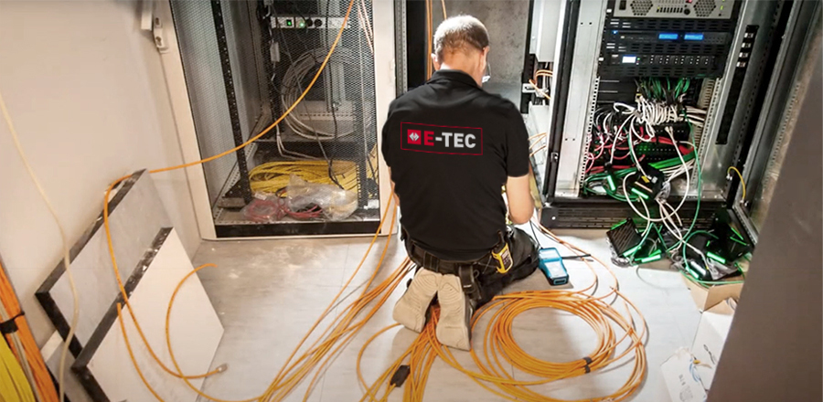 E-TEC Monteur bei der Arbeit